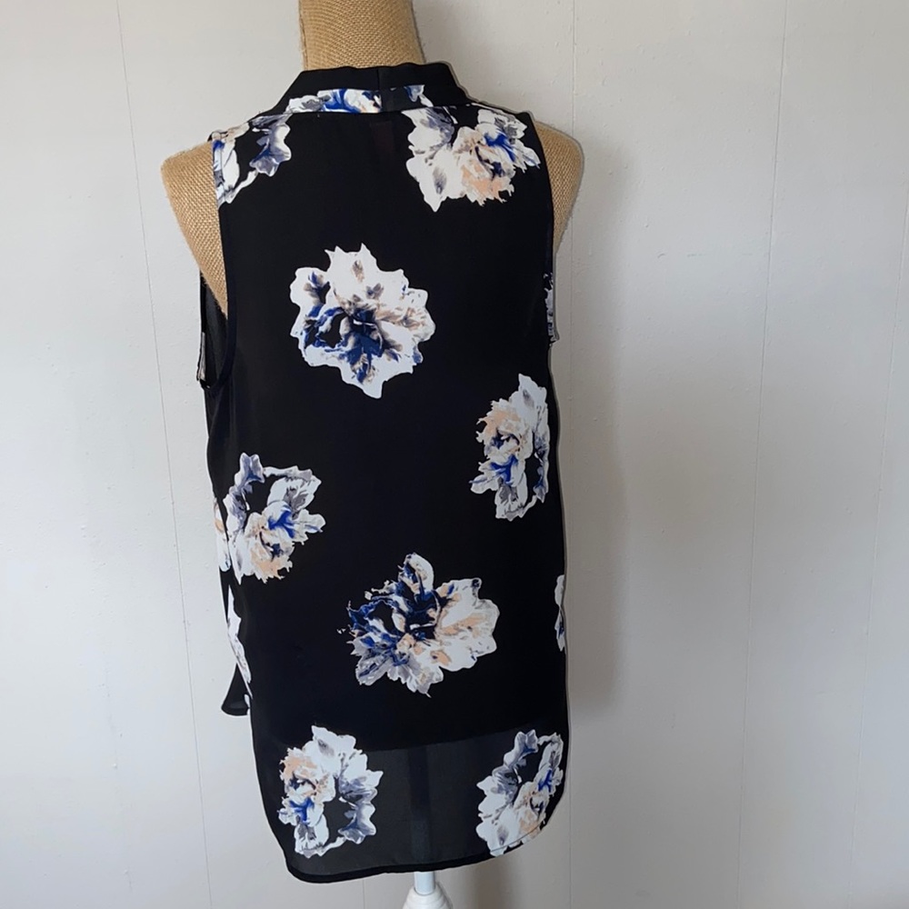 Vince Camuto V-neck floral blouse SzM - Picture 2 of 4